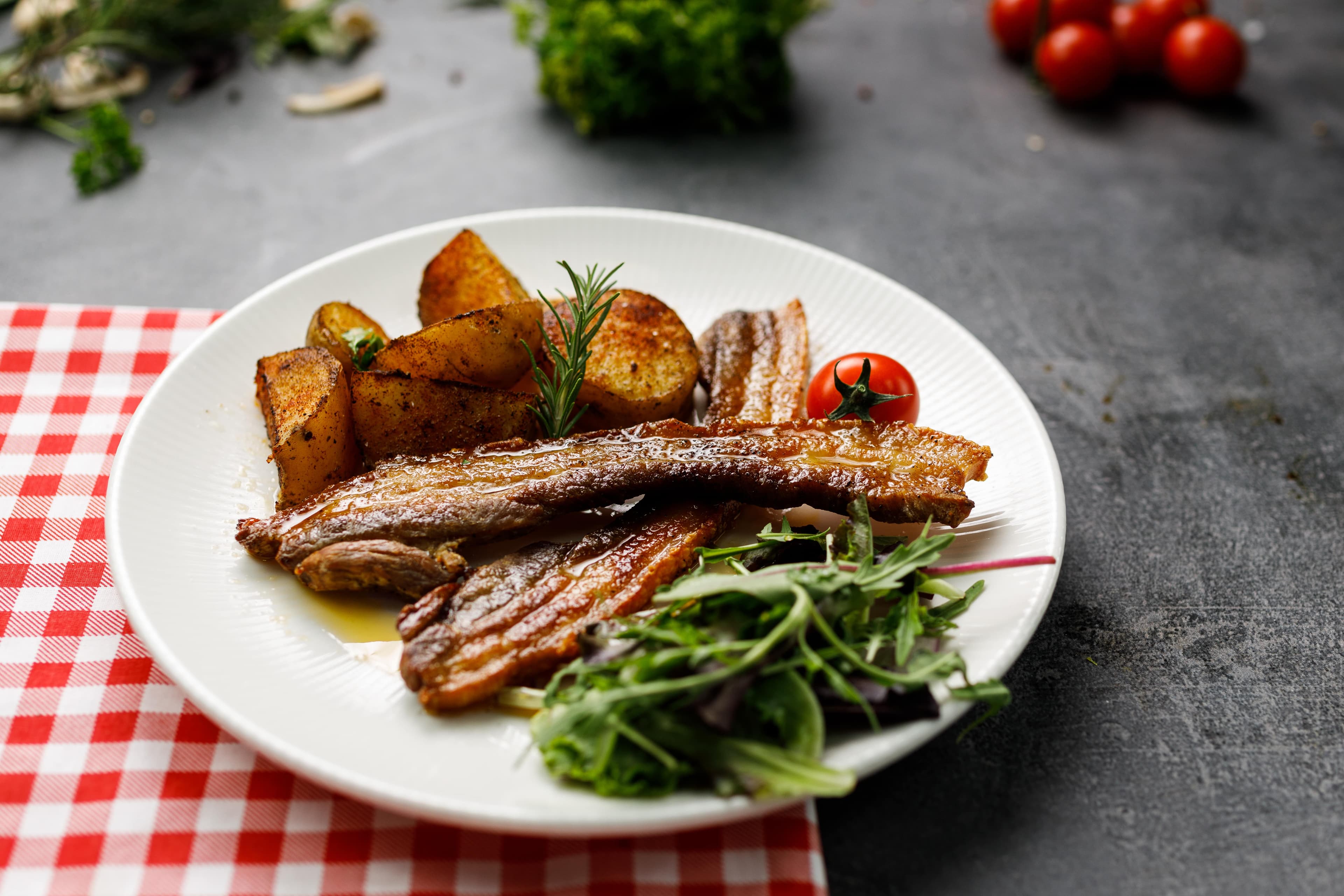 Kompozita e Brinjëve të Krisur me Patate të Pjekura dhe Gjellë të Gjelbër